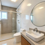 Sobrado geminado com 185 m², 3 suítes, closet, 4 vagas, área gourmet, sótão, energia solar, aquecimento de água e sistema completo de segurança.