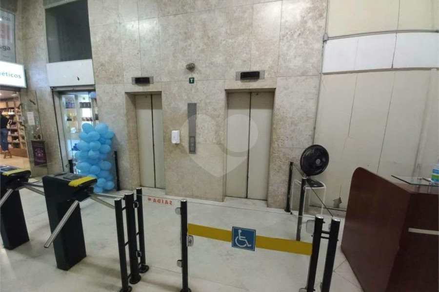 Ótima sala para escritório com 37 m², possui 2 ambientes.