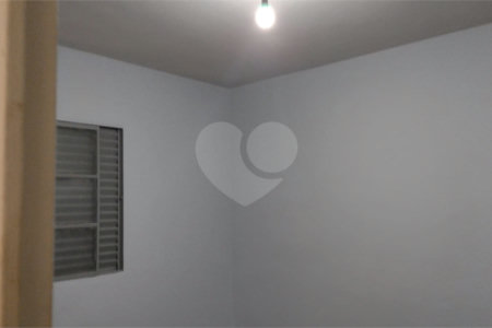 Apto com 2 dormitórios, dois banheiros , e uma garagem.
