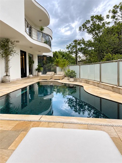Mansão de 800 m² no Swiss Park, em São Bernardo do Campo, com 4 suítes, piscina, área gourmet, sauna e lazer completo em condomínio de alto padrão.