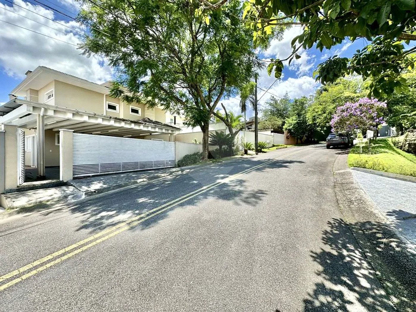 Casa em condomínio Impecável, 4 dorms / 2 suítes, varanda gourmet, piscina, 3 lareiras