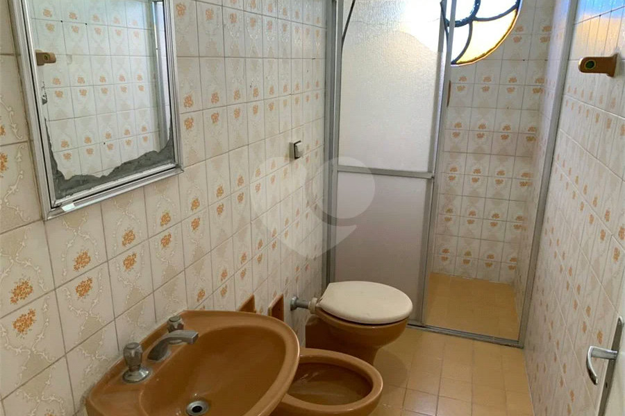 Casa espaçosa com 3 quartos, suíte, quintal e 2 vagas na Vila Santa Catarina