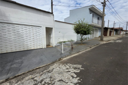 Casa térrea à venda no Douradinho com 2 quartos e edícula com mais dois quartos e 2 banheiros.