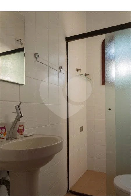 Casa à venda com 6 dormitórios, 3 suítes, piscina, área gourmet, hidromassagem, lareira, varanda e 6 vagas de garagem. Conforto e lazer para toda a família!