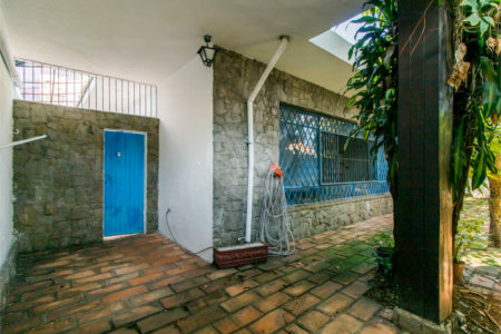 Casa à venda em Moema de 280m² com 4 dormitórios, sendo 1 suíte e 2 vagas de garagem.