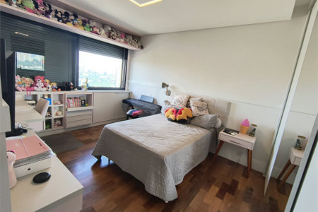 Este amplo apartamento de 290 m², completamente reformado, reúne sofisticação,
