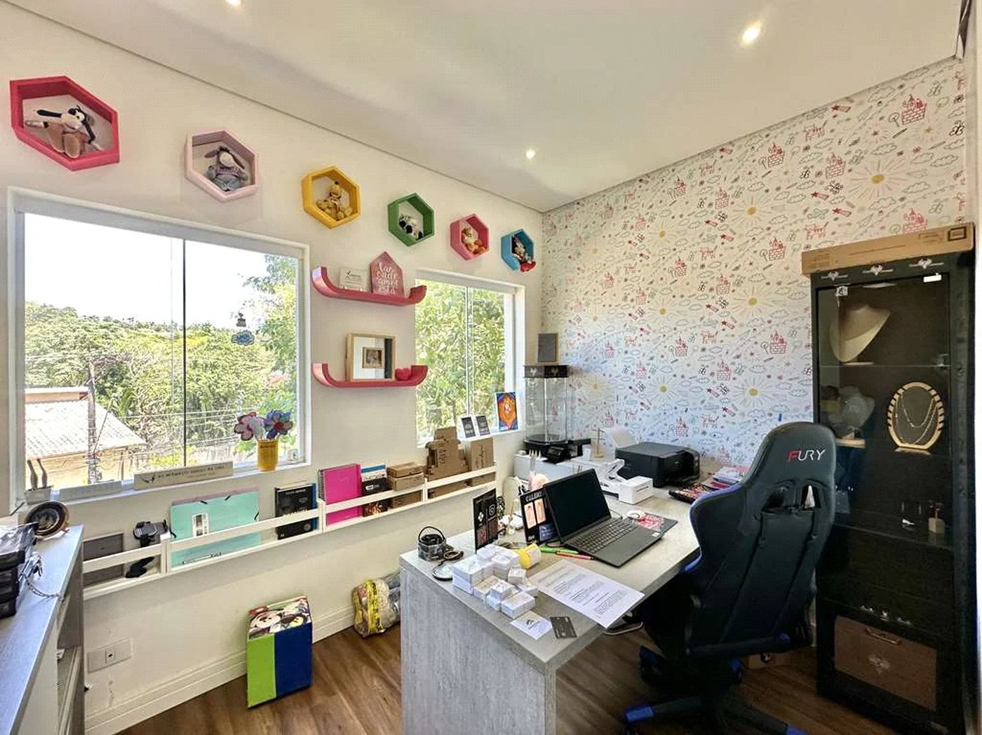 Magnífica Casa Contemporânea na Fazendinha - 4dorms | 3 Suites | Gourmet, piscina, lareira, hóspedes, escritório! Muito Verde e Tranquilidade em um dos melhores condominios da Região .