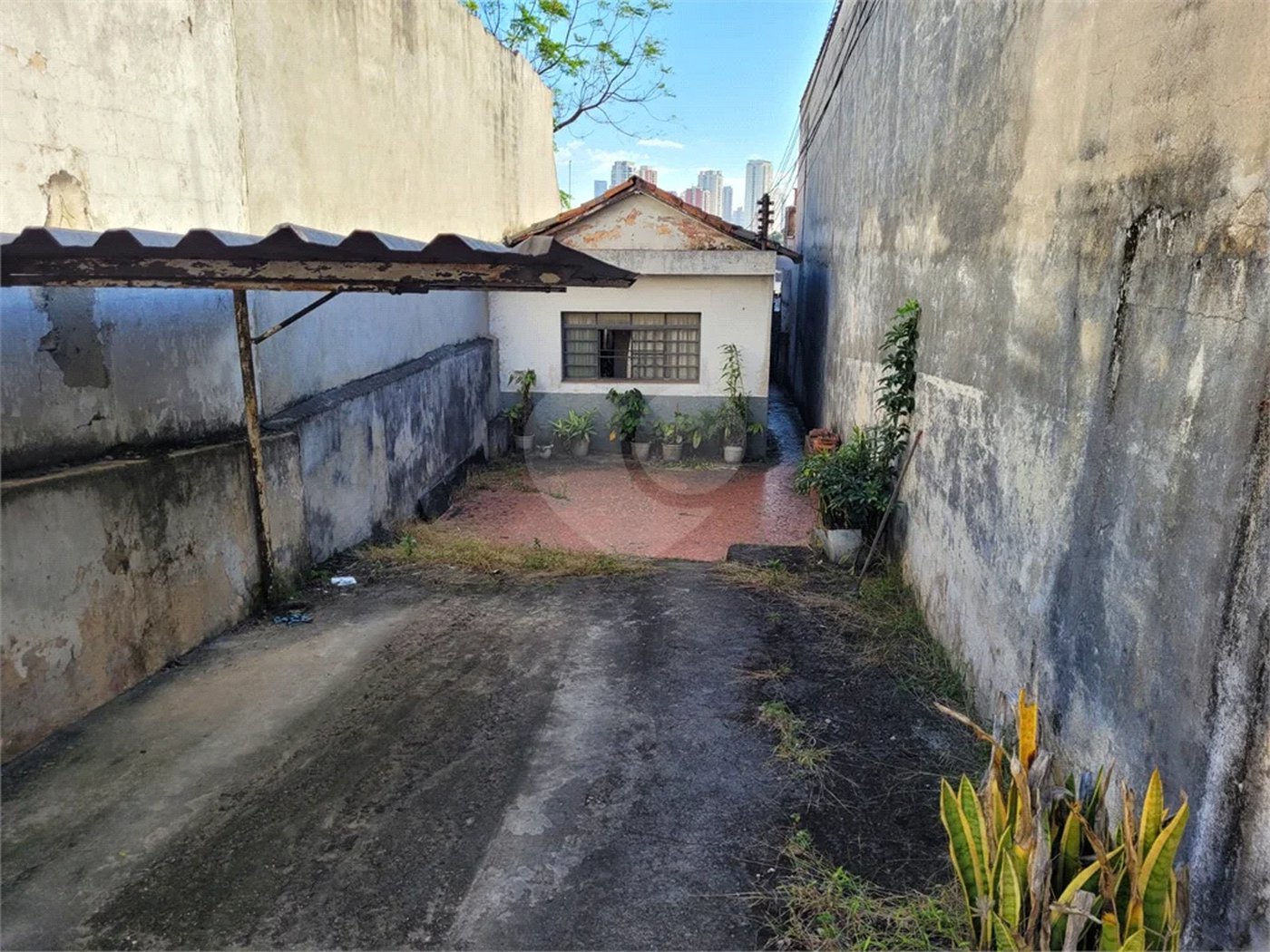 Casa na região do alto da Mooca com 242m² de área total.
