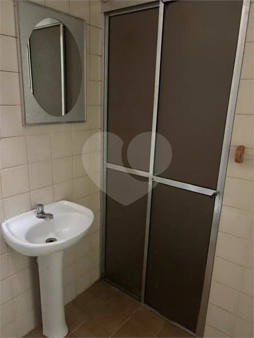 São Paulo - Capital - Bairro Santa Cruz - R4 495.000,00 - Aceita permuta por imóvel na cidade de Indaiatuba- Sp - Sobrado em rua residencial sem saída e com praça particular. O imóvel possui 2 quartos — 1 suíte com dois ambientes e acesso a hall externo. Sala ampla, cozinha com dois ambientes
