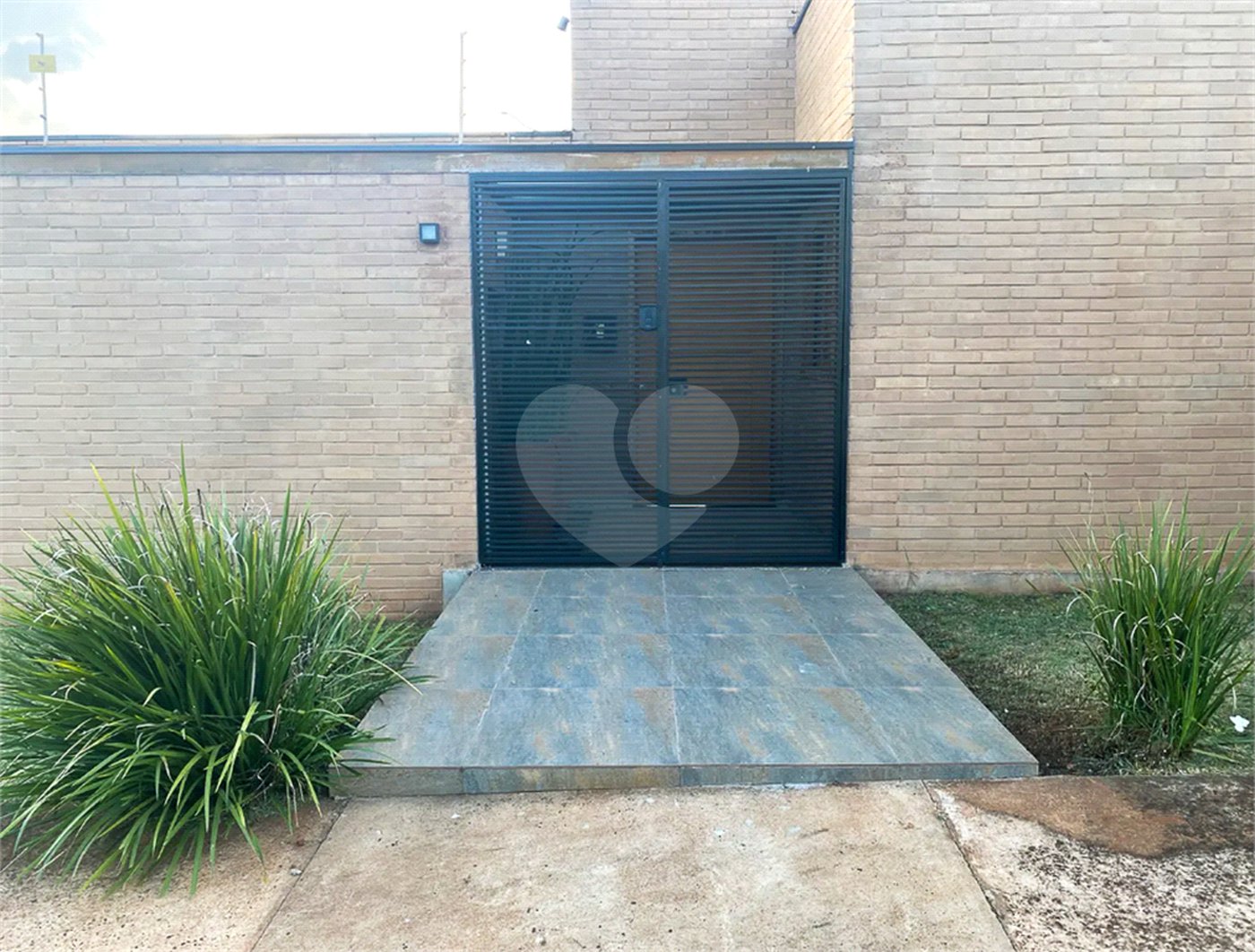 Casa Térrea com Acabamento em Tijolo Aparente e Quintal Amplo - Próximo ao Shopping Iguatemi
