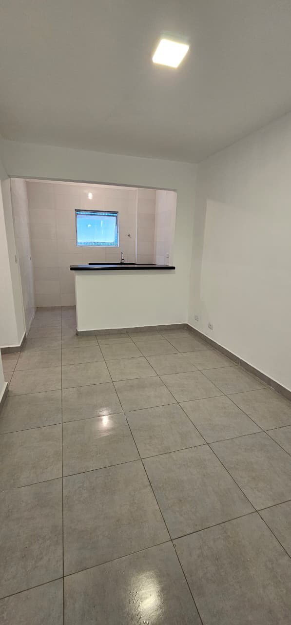 Apartamento de 01 Dormitório na Vila Caiçara — 200 m do Mar