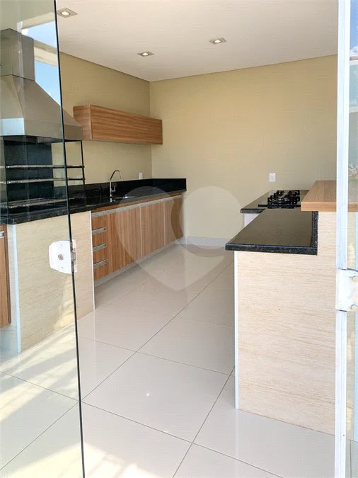 Cobertura de 255 m² com 3 dormitórios, 1 suíte, cozinha planejada, 2 vagas e área gourmet com churrasqueira.