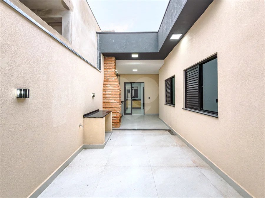 Indaiatuba - Jardim Bom sucesso - Área total: 150m² - Área construída: 115m² - 3 dormitórios sendo 1 suíte com armário planejado;Sala para dois ambientes; Banheiros com box gabinetes e espelhos; Área gourmet com churrasqueira a carvão e móveis planejados; Lavanderia coberta; Ar condicionado na sala