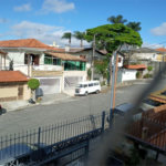 Casa com 4 dormitórios e 4 vagas.