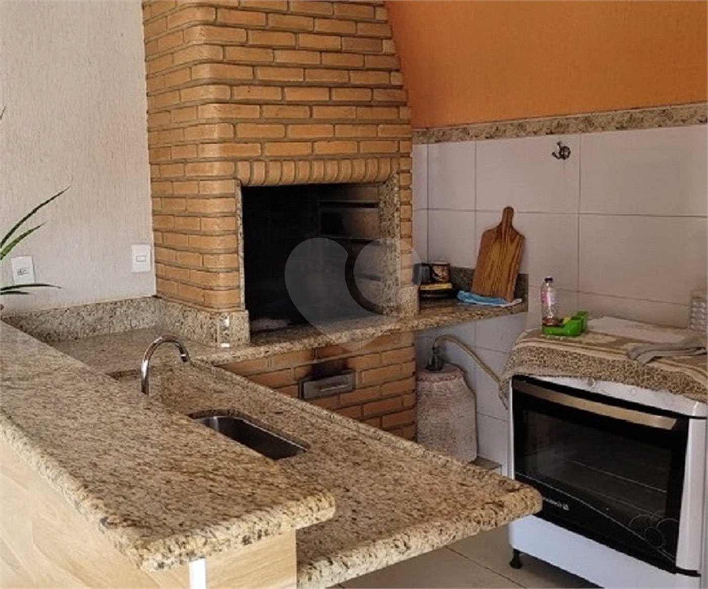 Casa térrea com 2 dormitórios, sendo 1 suíte.