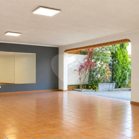 Casa à venda com 6 dormitórios, 3 suítes, piscina, área gourmet, hidromassagem, lareira, varanda e 6 vagas de garagem. Conforto e lazer para toda a família!