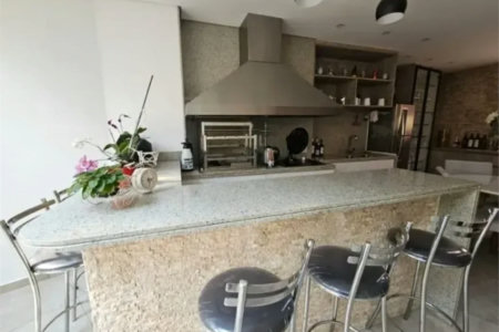 Linda casa em condomínio fechado – conforto, espaço e sofisticação!