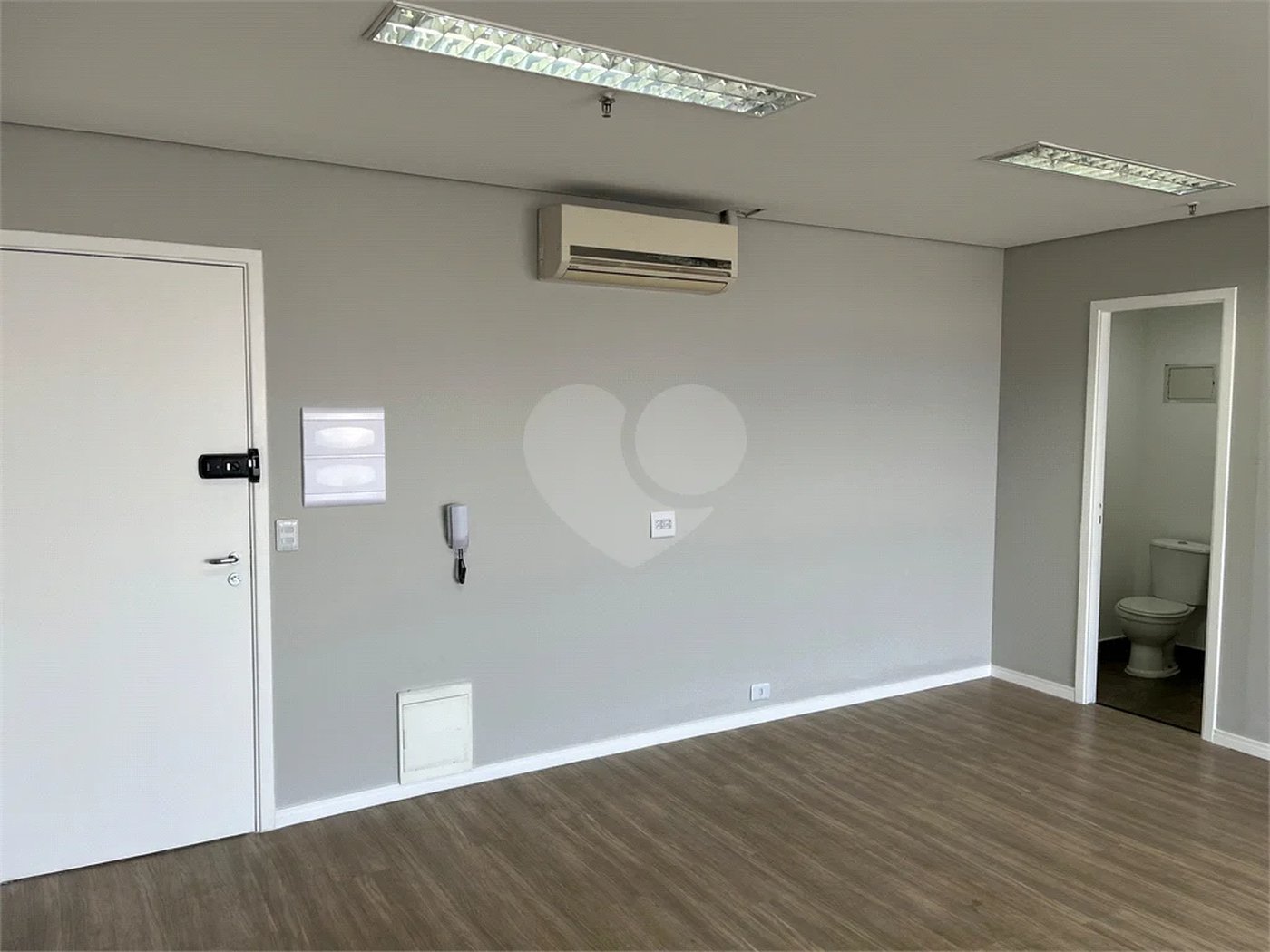 Conjunto comercial com 60m² , 1 banheiro , 2 vagas de garagem , à venda na Vila Leopoldina.