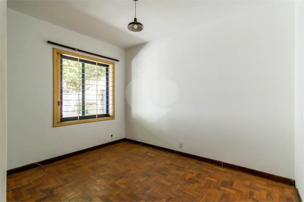 Casa à venda em Moema de 280m² com 4 dormitórios, sendo 1 suíte e 2 vagas de garagem.