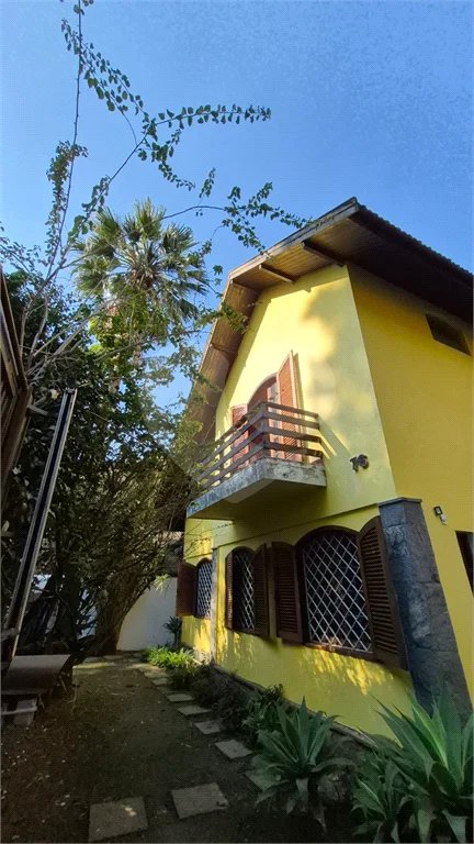 Casa com Piscina, Sauna e Edícula em Rua Arborizada no Tremembé
