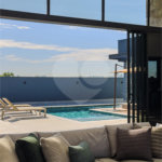 Indaiatuba - Quintas da Terracota - 1252 m² de terreno - casa térrea com 514 m² de área construída -3 vagas de garagem cobertas e 3 descobertas Lavabo - Sala de estar e jantar amplas e integradas - Escritório privativo - Cozinha toda equipada com geladeira, forno, micro-ondas, lava-louças,