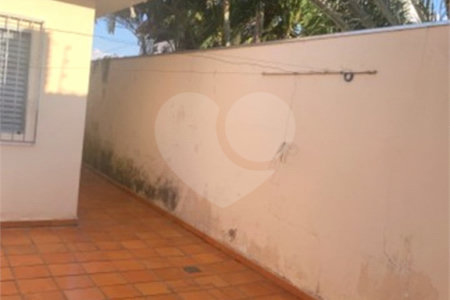 Casa térrea com 3 dormitórios, sendo 1 suíte .
