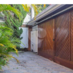 Casa à venda com 6 dormitórios, 3 suítes, piscina, área gourmet, hidromassagem, lareira, varanda e 6 vagas de garagem. Conforto e lazer para toda a família!