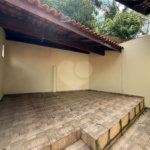 Casa térrea em Atibaia com 2 dormitórios, 2 vagas de garagem, quintal nos fundos, aceita financiamento