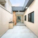 Indaiatuba - Jardim Bom sucesso - Área total: 150m² - Área construída: 115m² - 3 dormitórios sendo 1 suíte com armário planejado;Sala para dois ambientes; Banheiros com box gabinetes e espelhos; Área gourmet com churrasqueira a carvão e móveis planejados; Lavanderia coberta; Ar condicionado na sala