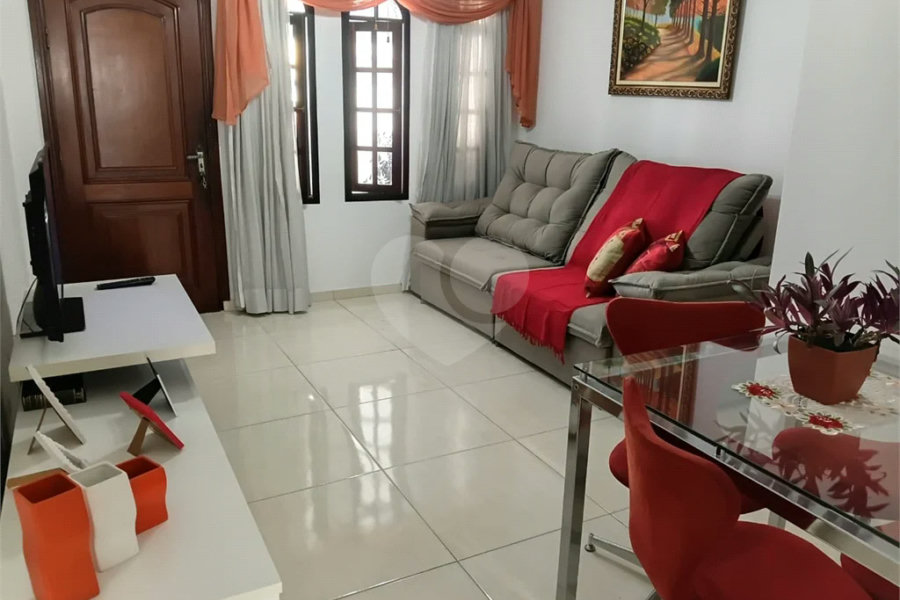 Sobrado em condomínio fechado com 3 dormitórios e 100m2