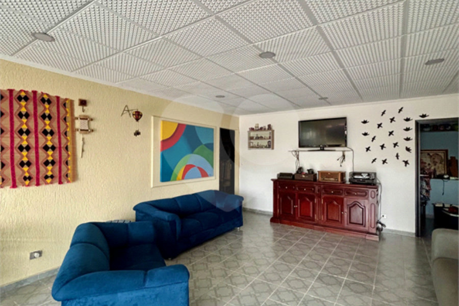 Sobrado à venda no Tucuruvi com 4 suítes, 2 master, salão de festas, área gourmet e 7 vagas.