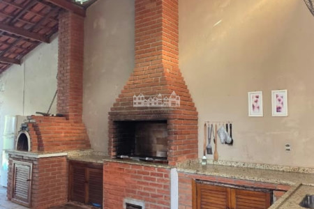 Casa à venda com 4 quartos, sendo 2 suítes, em Vila Petrópolis, Atibaia, SP