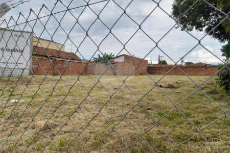 Terreno Comercial à Venda na Av. Teixeira de Barros – Rua Larga