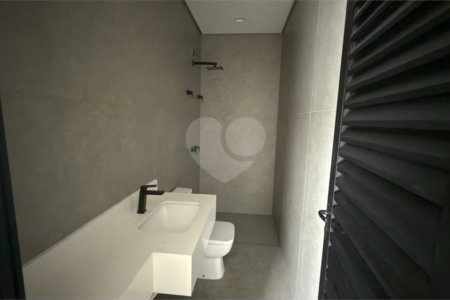 Sobrado de alto padrão no Swiss Park, totalmente reformado, com 4 suítes, piscina, elevador, espaço gourmet, 4 vagas e condomínio com lazer completo.