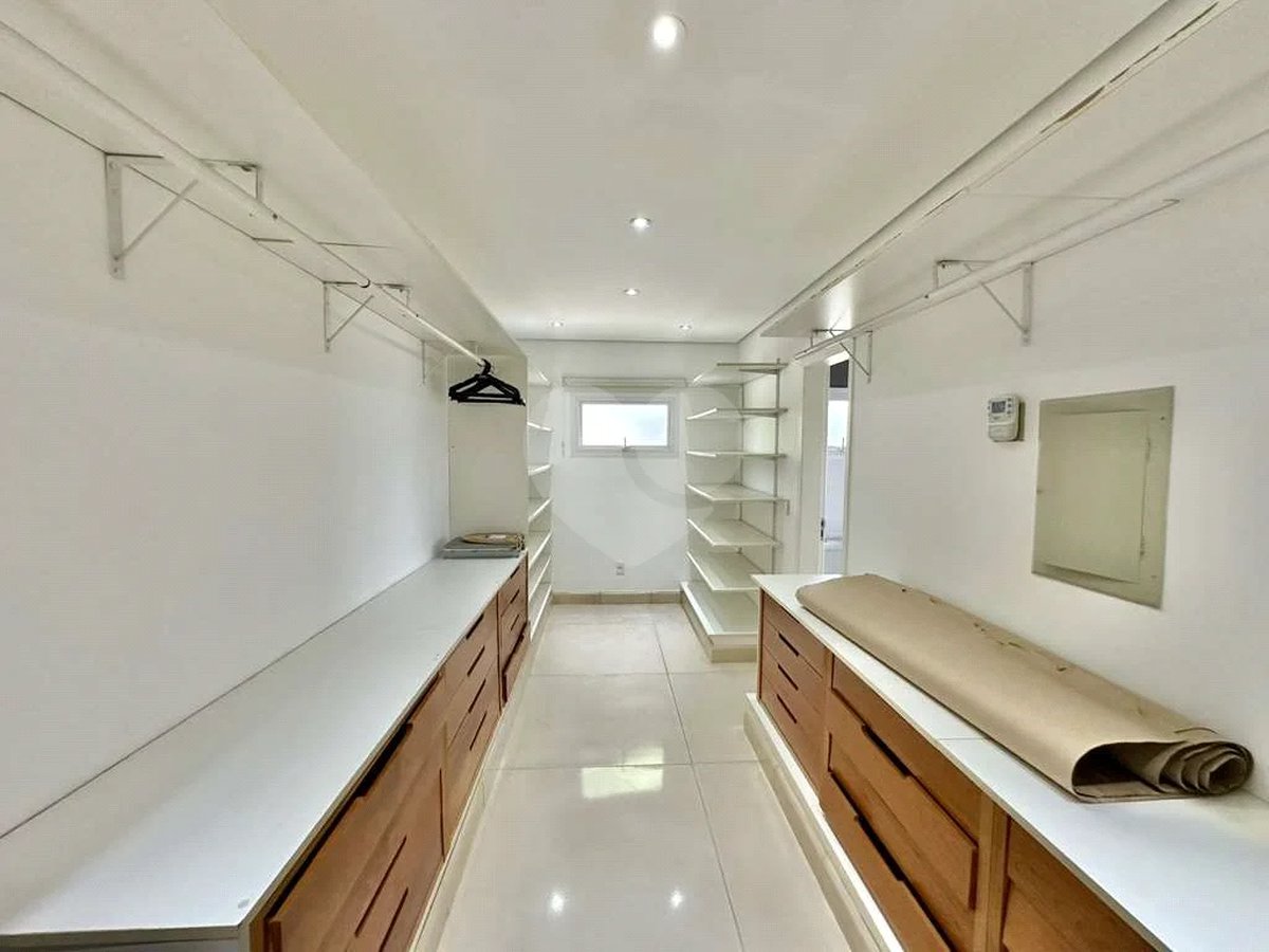 Casa em condomínio Impecável, 4 dorms / 2 suítes, varanda gourmet, piscina, 3 lareiras