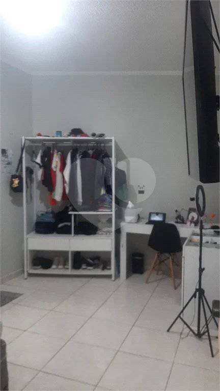 3 dormitórios, 2 suítes, banheiro, sala, cozinha ampla e 2 vagas de garagem