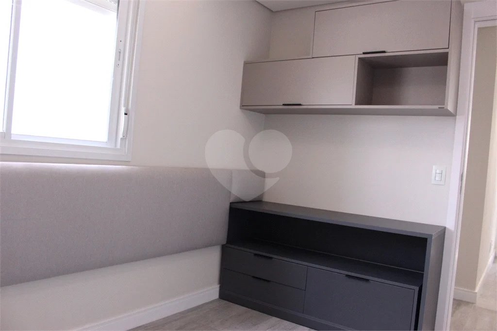 Apartamento 2 dormitórios, 1 suíte, 2 banheiros e 1 vaga de garagem.
