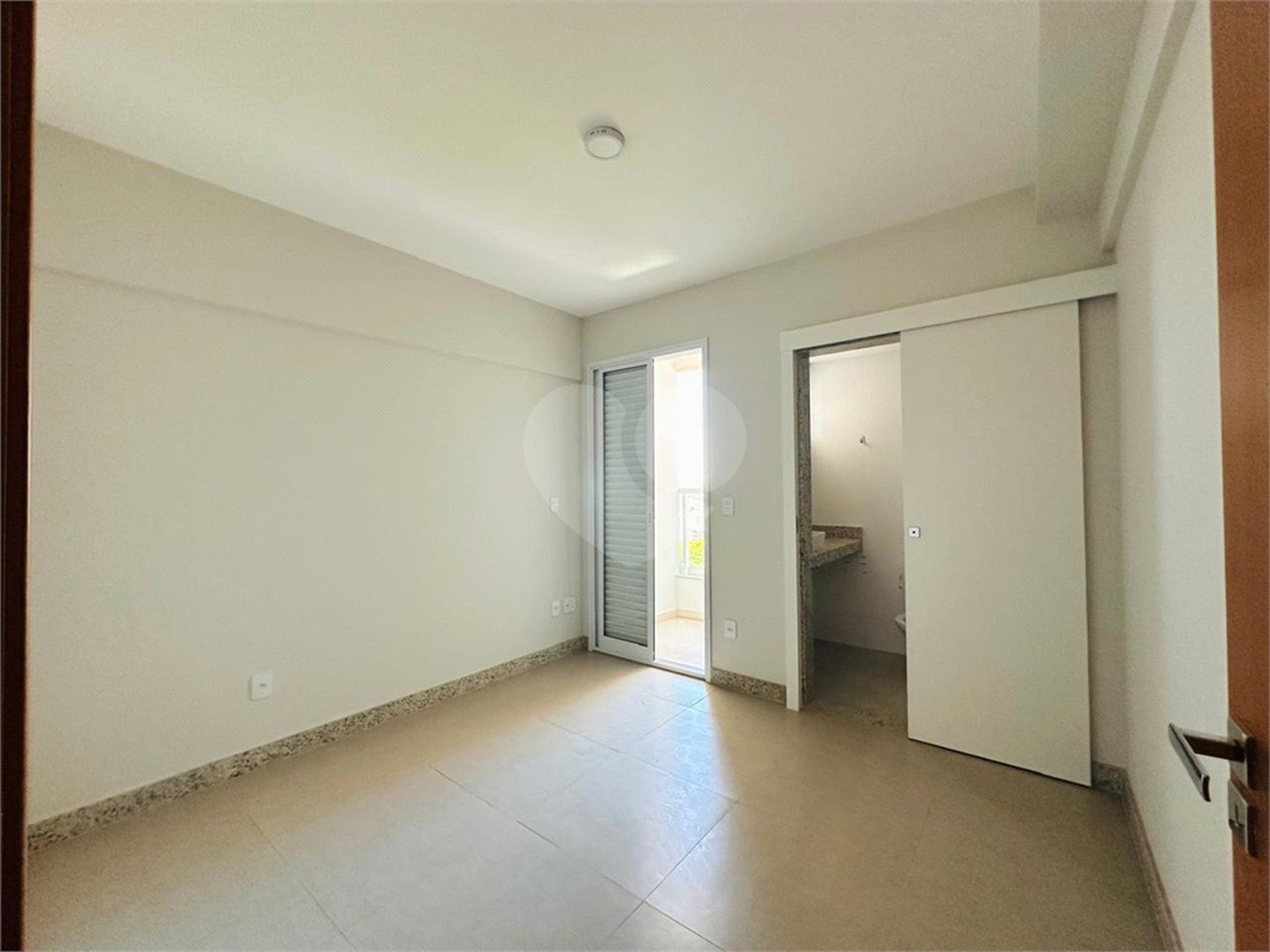 Apartamento com 2 dormitórios, sendo 1 suíte