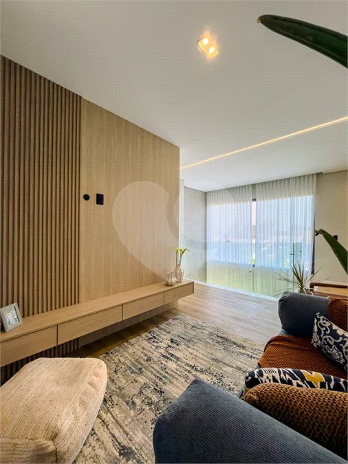 Indaiatuba - Condominio Villa Sapezal - 318 m² de Terreno - 230 m² de Área Construída - 3 suítes, sendo 1 Master com closet planejado - Sala de TV - Sala de estar integrada à Sala de jantar - Cozinha com móveis planejados - Despensa - Escritório planejado - Lavabo - Piscina com preparação para aquec