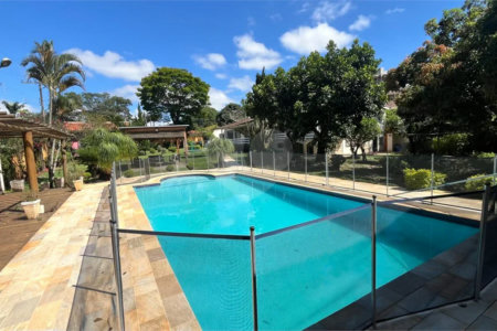 Residência térrea com 05 dormitorios, sendo 03 suítes, piscina e vagas para autos em Atibaia sp