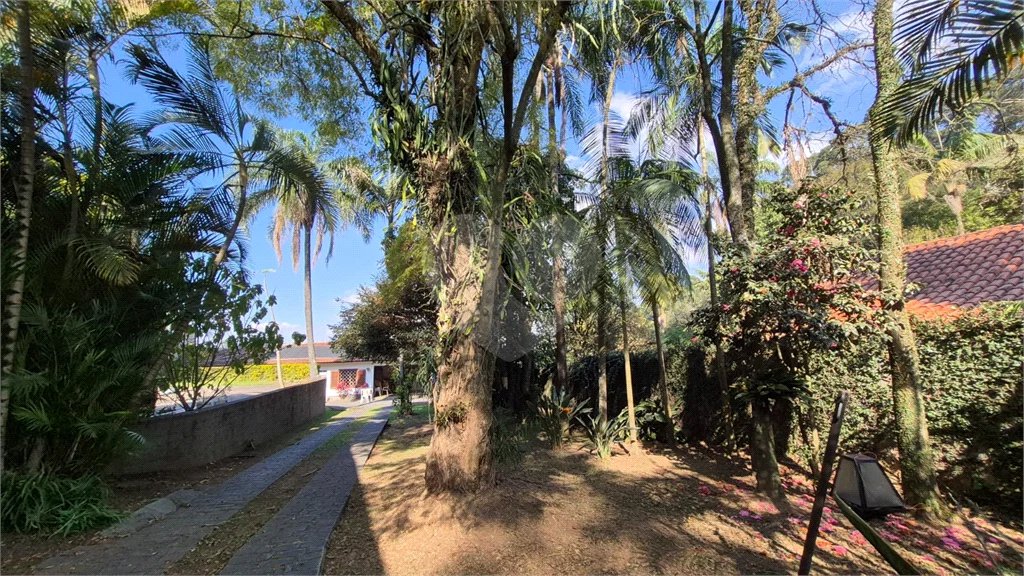 Casa com Piscina, Sauna e Edícula em Rua Arborizada no Tremembé