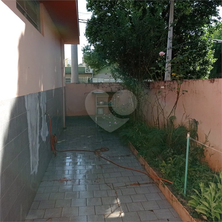 Linda casa no centro com 3 quartos.