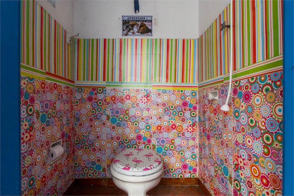 Casa à venda em Moema de 280m² com 4 dormitórios, sendo 1 suíte e 2 vagas de garagem.