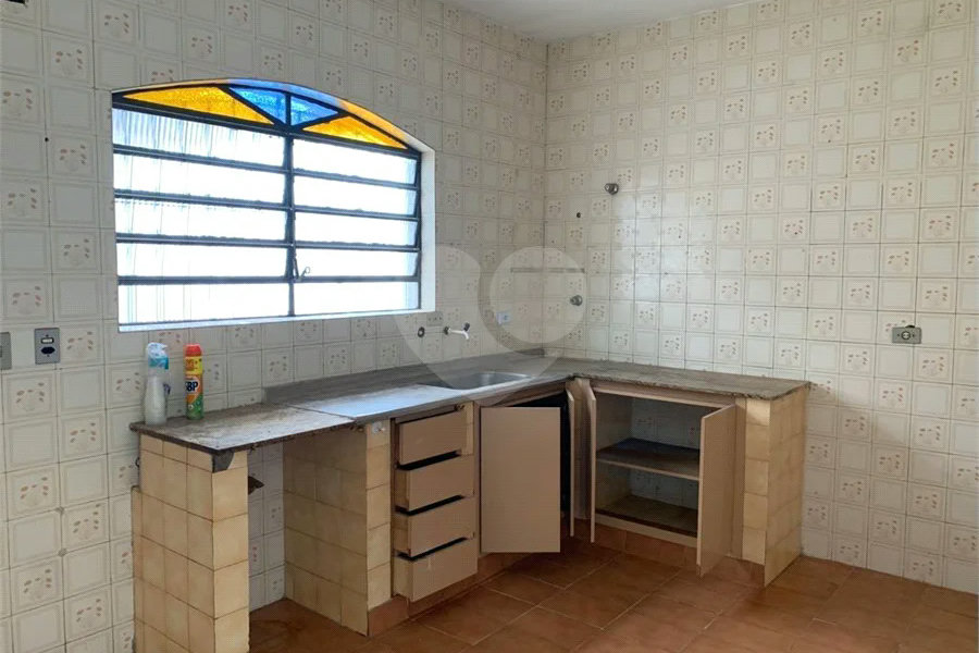 Casa espaçosa com 3 quartos, suíte, quintal e 2 vagas na Vila Santa Catarina