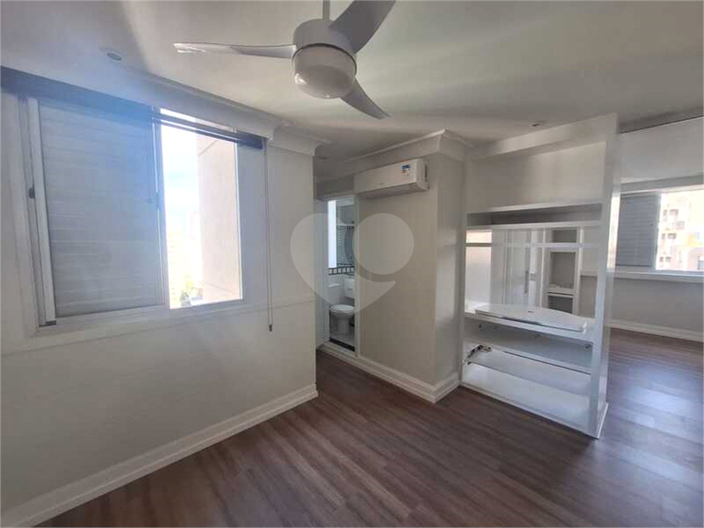 Apartamento para locação com 2 dormitórios, sendo 1 suíte com 02 vagas, totalmente climatizado nos 3 ambientes