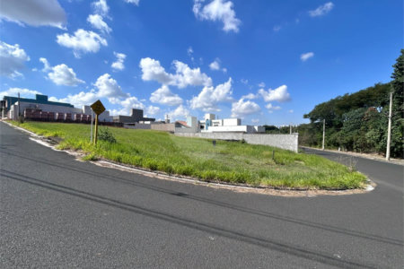 Terreno amplo localizado a venda.