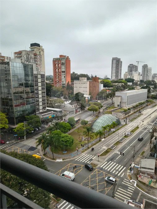 Studio completo, em frente ao Metro Borba Gato.