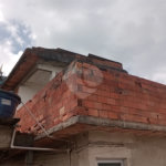 Terreno com 6 casas em 293m² de área total.