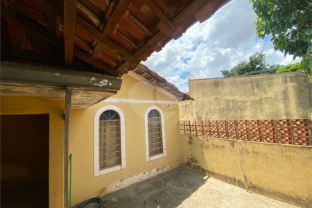 Casa Térrea com 3 dormitórios.