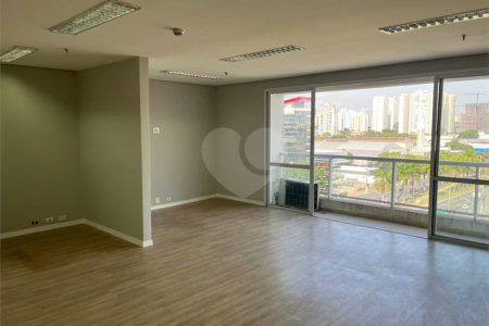 Conjunto comercial com 60m² , 1 banheiro , 2 vagas de garagem , à venda na Vila Leopoldina.